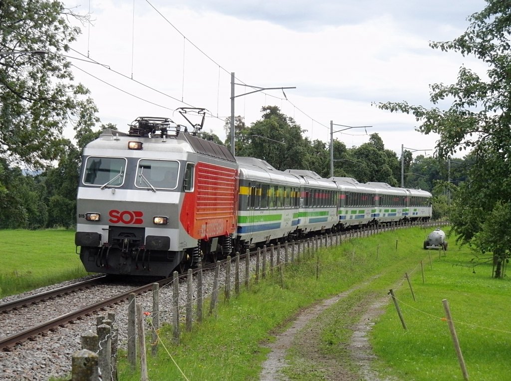 Re 446 015 mit Voralpen-Express IR 2417 von Luzern nach Romanshorn am 06.08.2011 kurz vor Erreichen der Station Muolen.
