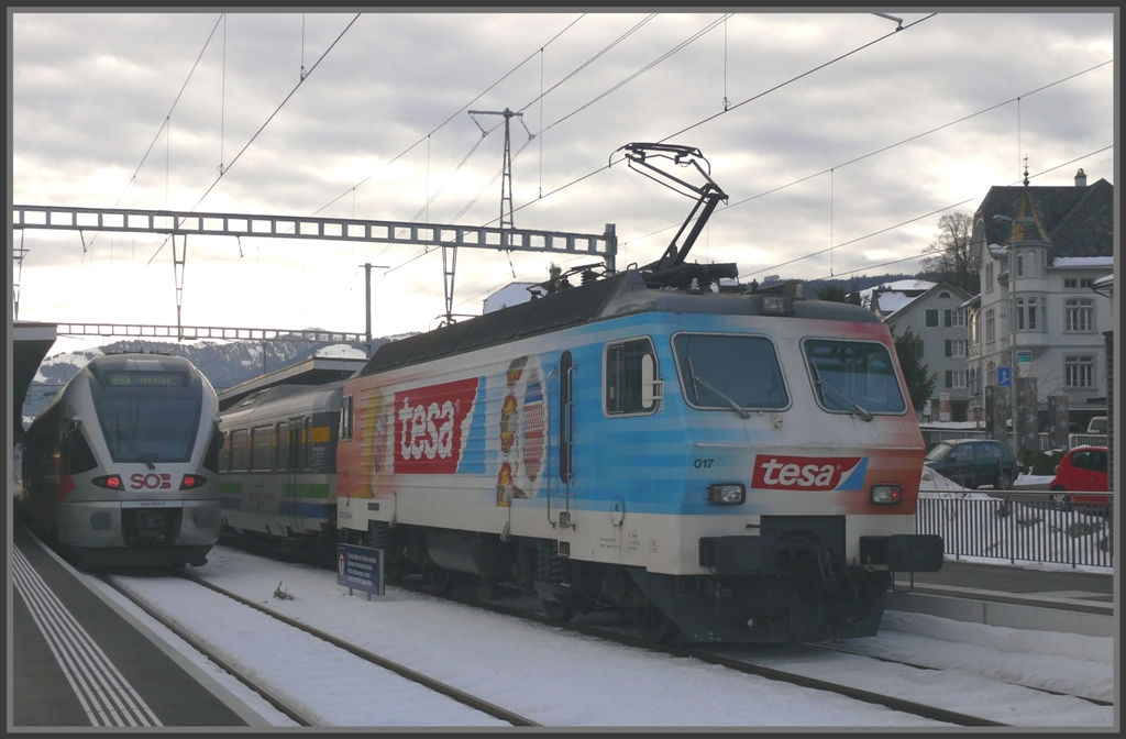 Re 446 017 schiebt den VAE2414 nach Luzern. Nebenan hlt S9 23934 526 044-3 nach Nesslau. (06.01.2011)