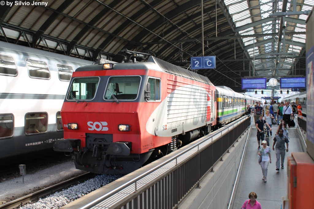 Re 446 018-4 am 8.6.2013 in St.Gallen mit einem Voralpen-Express nach Romanshorn. 