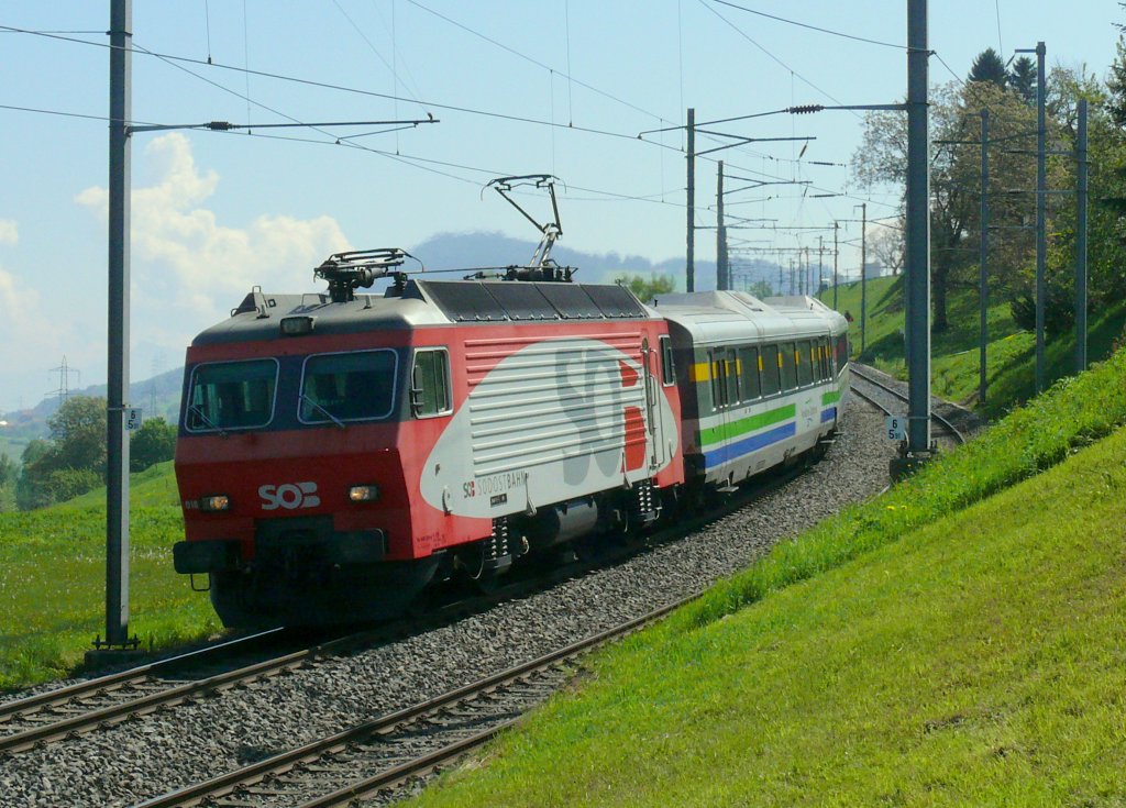 Re 446 018-4 zwischen Schindellegi-Feusisberg und Samstagern am 30.04.2011.