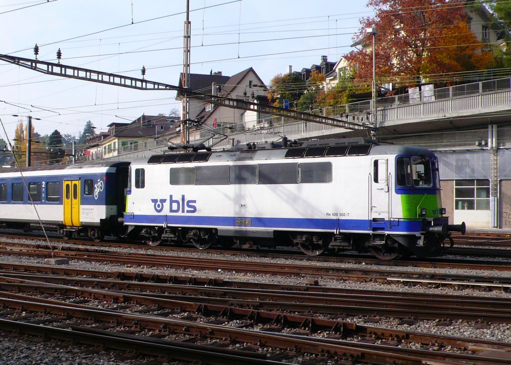 Re 4/4II 420 502-7 der BLS (ex SBB) beim Bern Hauptbahnhof am 31.10.09