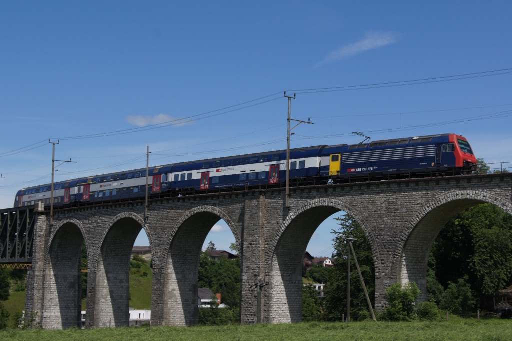 Re 450 017-9 befindet ich am 14.6.12 auf dem Rheinviadukt bei Eglisau.