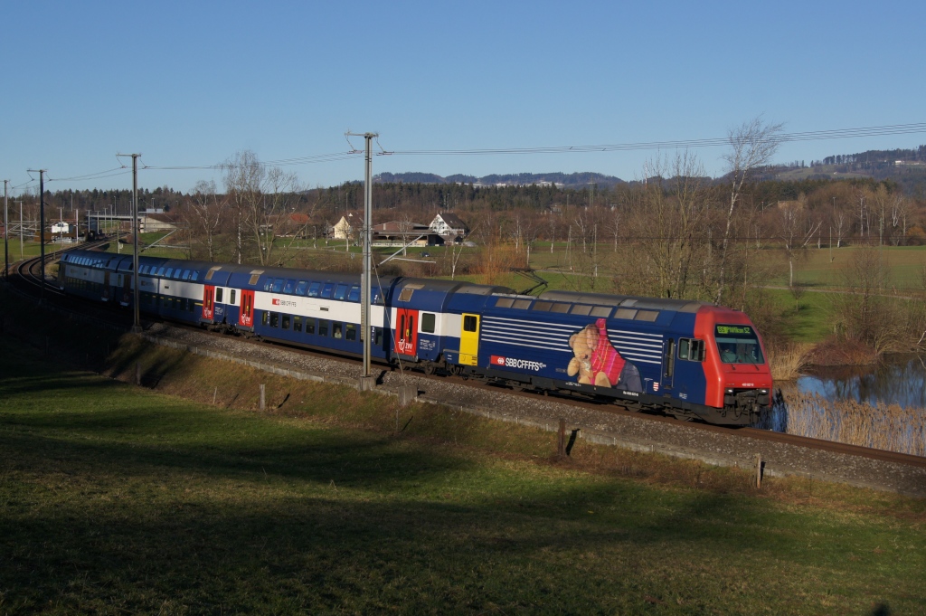 Re 450 027-8 befindet sich am 15.1.12 zwischen Wetzikon und Bubikon.