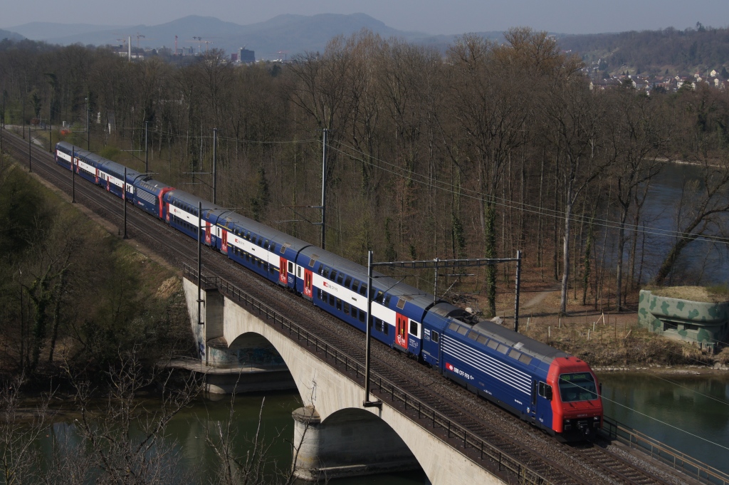 Re 450 047-6 befindet sich am 29.3.12 an der Spitze einer S 12 nach Seuzach. Das Bild wurde bei Turgi aufgenommen.