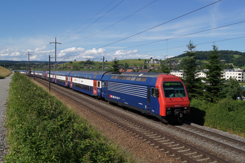 Re 450 047-6 befindet sich am 14.6.12 mit einer S 5 bei Eglisau.