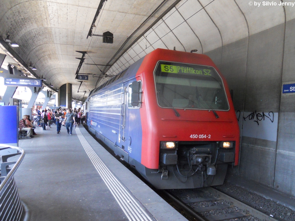 Re 450 054-2 ''Oberglatt'' am 29.4.2010 in Stadelhofen. Dieser Bahnhof mit nur 3 Geleisen ist ein Nadelhr in der S-Bahn Zrich. Doch ein Ausbau ist bedingt durch seine Geografie sehr teuer...