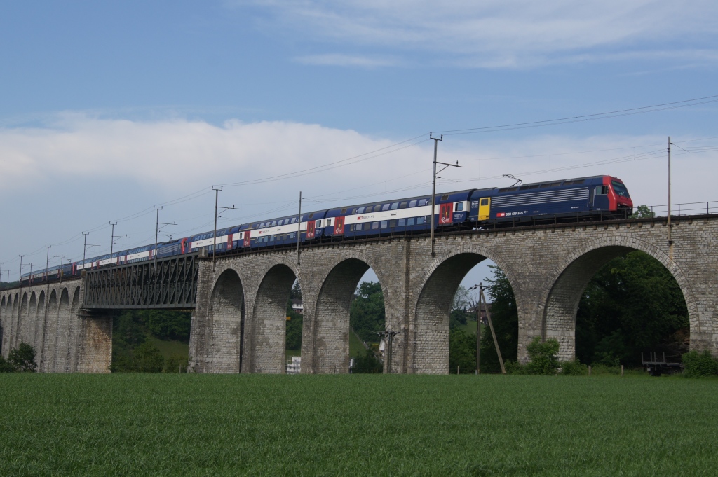 Re 450 056-7 berquert am 24.5.12 an der Spitze einer S 5 die Rheinbrcke bei Eglisau.