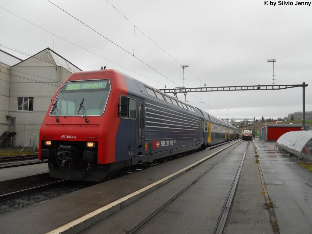 Re 450 063-3 ''Hombrechtikon'' am 10.12.2011 in Niederweningen auf dem weniger schmeichelhaft genannten ''Dschibutti-Express''.
