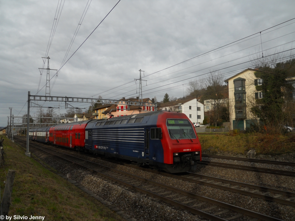 Re 450 069-0 ''Wiesendangen'' am 9.12.2011 kurz vor Winterthur-Grze. Nebst der SBB bestellte auch die SZU (Sihltal-Zrich-Uetlibergbahn) niederlfurige Zwischenwagen, kurz: NDW. Um in der Anfangsphase dieser Wagen eine mglichst hohe Kilometeranzahl zu erreichen war jeder Wagen eine gewisse Zeit lang bei der SBB im Einsatz. 