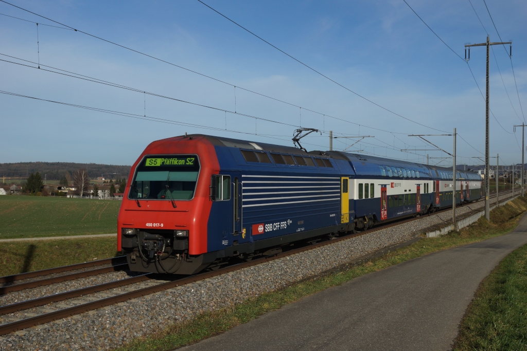 Re 450 071-9 fhrt am 31.12.2012 von Blach Richtung Niederglatt.