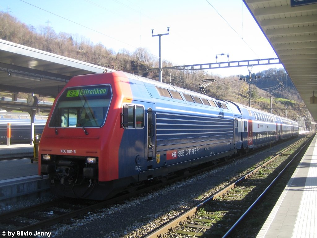Re 450 081-5 ''Weiningen'' am 25.11.09 in Ziegelbrcke. Obwohl Ziegelbrcke im Glarnerland und somit ausserhalb des ZVV's liegt, fahren seit der Betriebsaufnahme der S-Bahn Zrich im Jahre 1990 Zge der S2 nach Ziegelbrcke. 