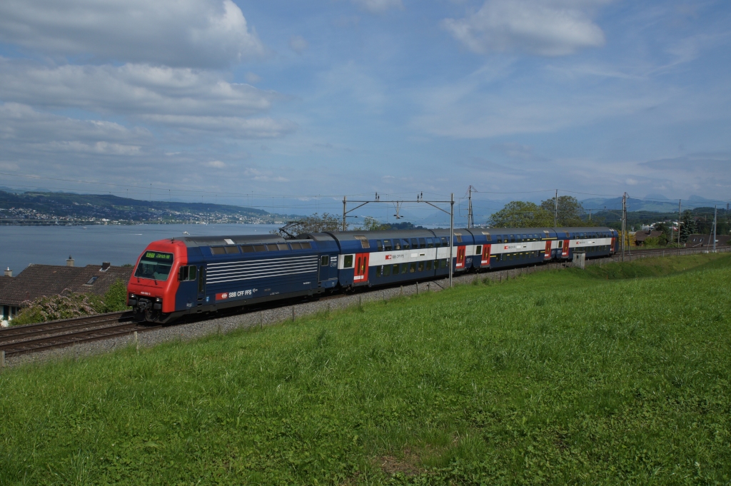 Re 450 082-3 verlsst am 04.06.2013 mit einer S 21 Horgen Oberdorf in Richtung Thalwil.