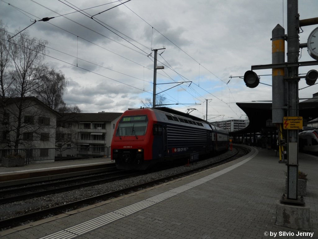 Re 450 093-0 ''Wil ZH'' am 28.2.2010 in Zug. Seit vielen Jahrzehnten schon ist Zug der Ausgangspunkt fr eine Reise durchs Suliamt nach Zrich. Diese Tradition wurde auch bei der Betriebsaufnahme der S-Bahn Zrich im Jahre 1990 weitergefhrt, wo die S9 Zug - Uster dieses Jahr ihr 20 jhriges Jubilum feiern kann.