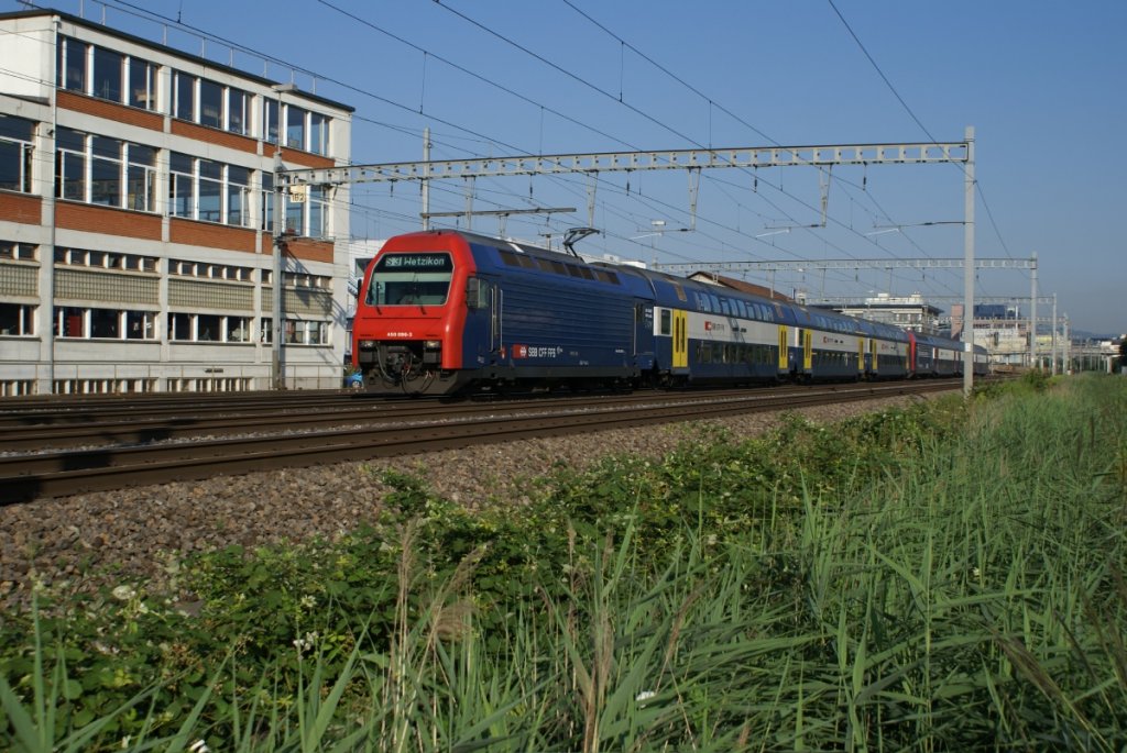 Re 450 096-3 erreicht am 16.7.10 an der Spitze einer S 3 Zrich Altstetten. Die Lok trgt einen bis ganz nach hinten durchgehenden blauen Anstrich.