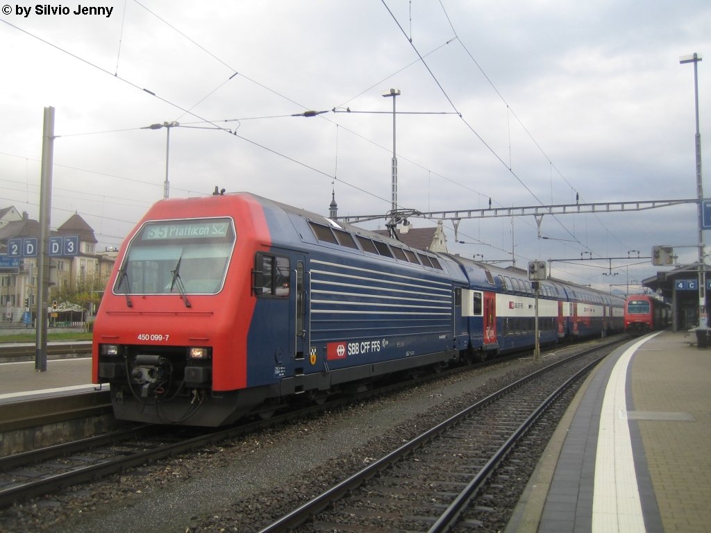 Re 450 099-7 ''Volketswil'' am 26.11.09 in Rapperswil. Die Lok ist auf Parkstellung gestellt, und wartet bis die S5 ankommt, um danach als Dotra nach Pfffikon SZ zu fahren.