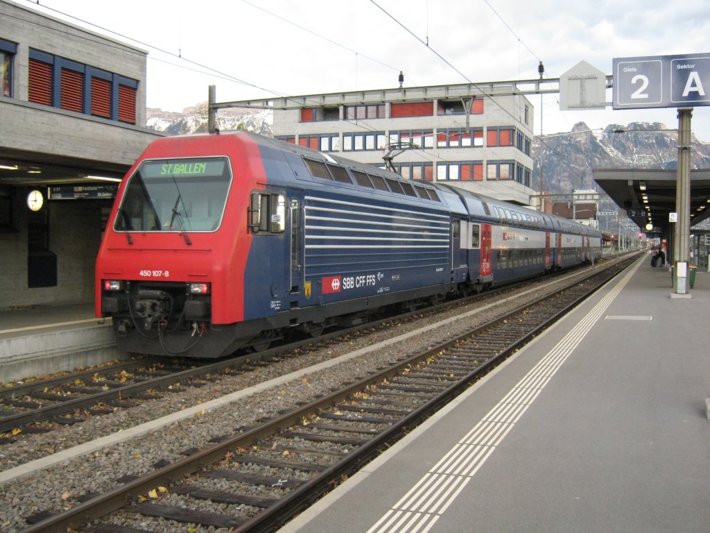 Re 450 107 als RE 3820 im Bahnhof Buchs (SG). Infolge Bauarbeiten zwischen Goldach und St. Gallen verkehrten DPZ anstelle der Lok bespannten Zge, 30.10.2010.