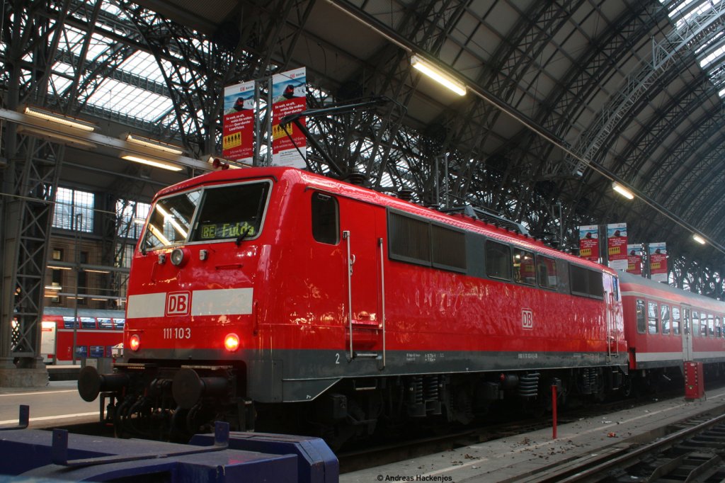 RE 4508 (Frankfurt(Main)Hbf-Fulda) mit Schublok 111 103-8 im Startbahnhof 4.1.11