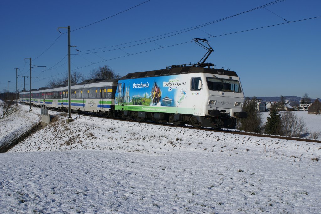 Re 456 091-8 fhrt am 3.1.10 mit dem Voralpen-Express von Samstagern Richtung Wollerau.

