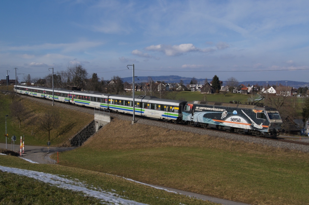 Re 456 093-4 befindet sich am 27.2.12 mit dem Voralpen-Express 2421 unterhalb von Samstagern.