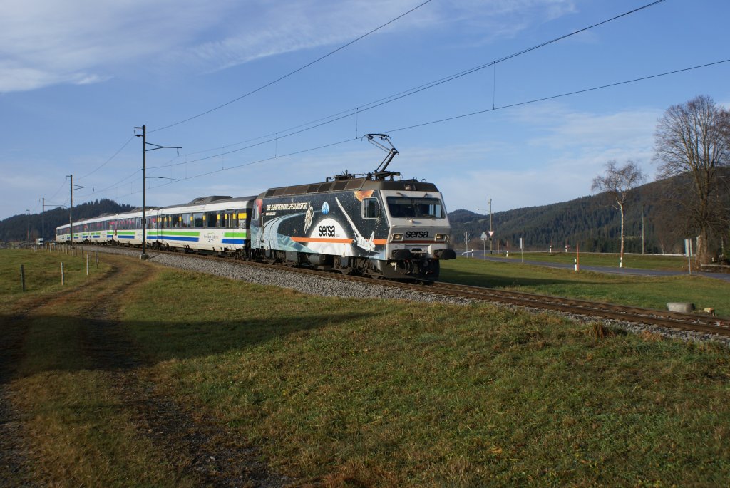 Re 456 093-4 rollt am 21.11.09 von Altmatt Richtung Biberbrugg.