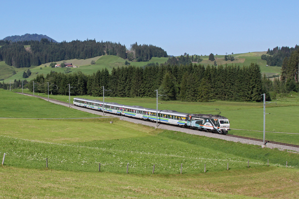 Re 456 093 der Sdostbahn mit einem Voralpenexpress am 27.06.2011 bei Altmatt.
