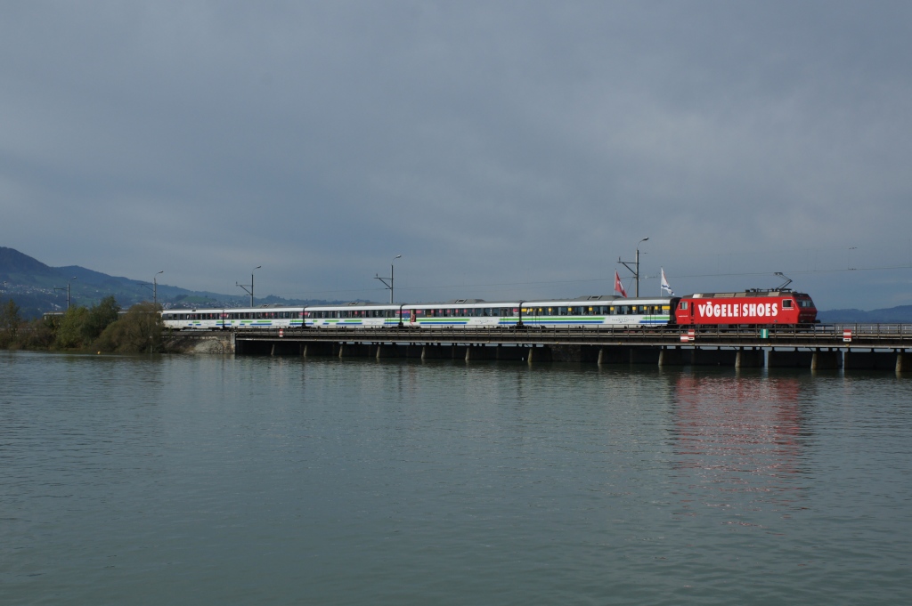Re 456 094-2 erreicht am 14.10.2012 mit dem Voralpen-Express Rapperswil.