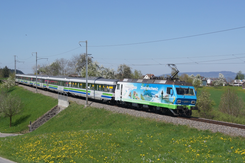 Re 456 096-7 befindet sich am 9.4.11 unterhalb von Samstagern.