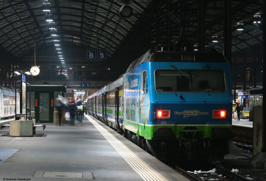 Re 456 096-7 mit dem IR 2433  Voralpenexpress (Luzern-Romanshorn) in Luzern 28.12.10