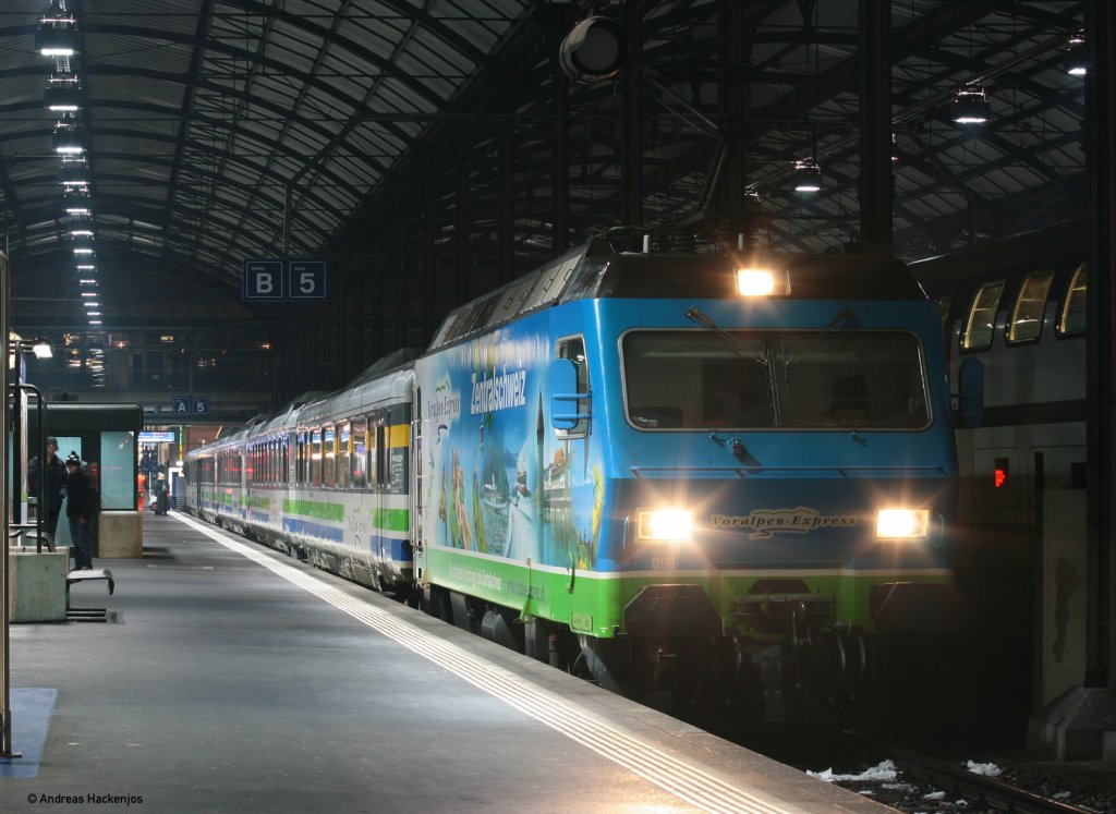 Re 456 096-7 mit dem IR 2433  Voralpenexpress (Luzern-Romanshorn) in Luzern 28.12.10