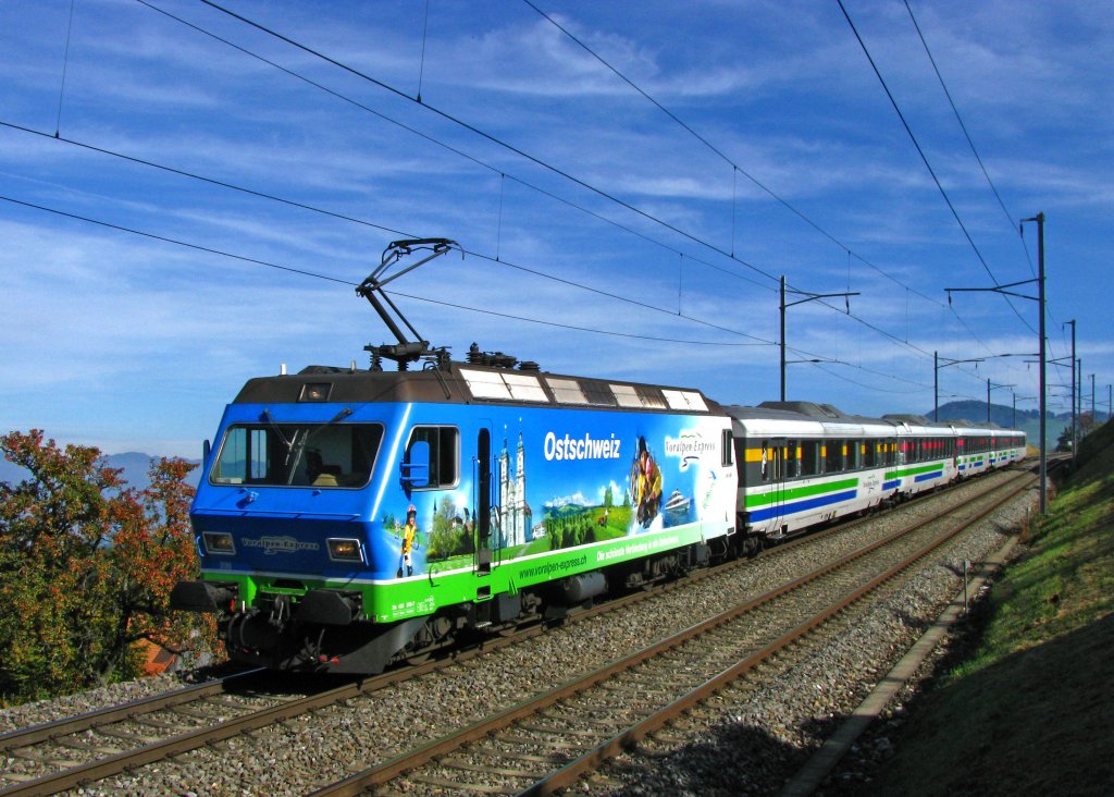 Re 456 096 der Schweizerischen Sdostbahn zieht ihren Voralpenexpress IR 2421 (Luzern-Romanshorn) ber die Steilrampe der ehemaligen Wdenswil-Einsiedeln-Bahn von Schindellegi-Feusisberg in Richtung Samstagern. (6.Oktober 2010)