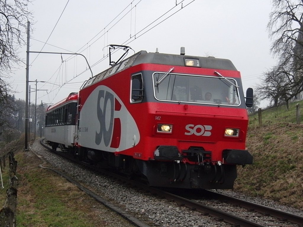 Re 456 142 mit nur einem Wagen am 01.03.2011 bei Olmishusen auf der Fahrt nach Romanshorn. Dank an den Lokfhrer der Re 6/6 in Romanshorn, der die ungefhre Fahrzeit fr diesen Kurzzug mitteilte.