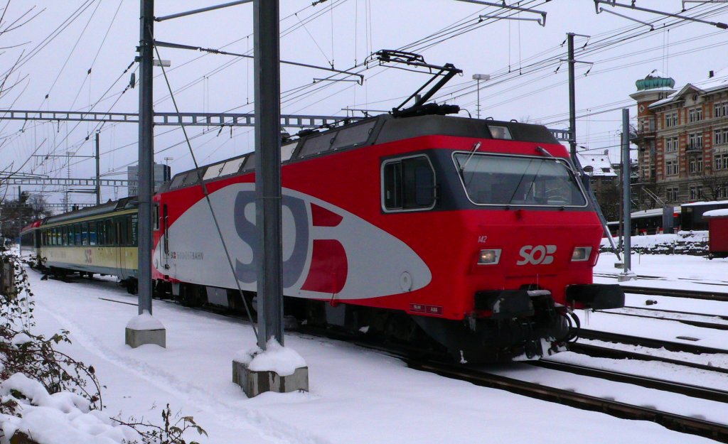 Re 456 Nr.142 der SOB (ex RM) beim verlassen v. St. Galler
Hauptbahnhof am 29.01.10.
