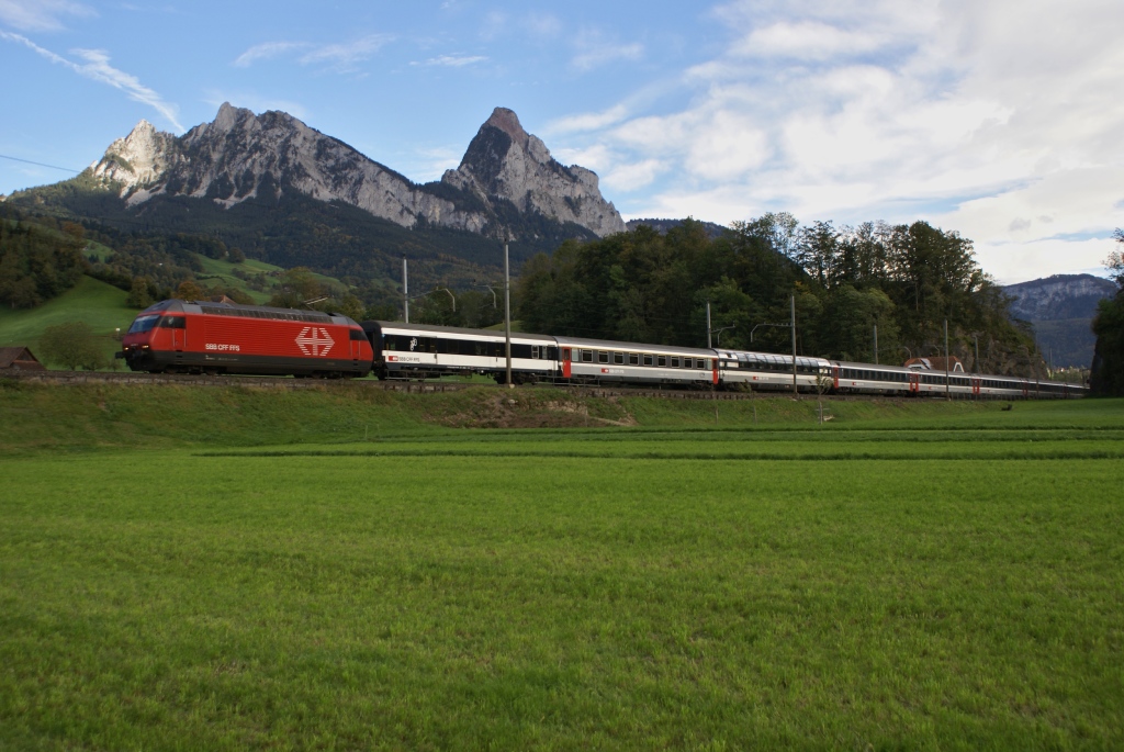 Re 460 000-3 rollt am 4.10.10 an den Mythen vorbei Richtung Art-Goldau. Bild aufgenommen in Steinen.