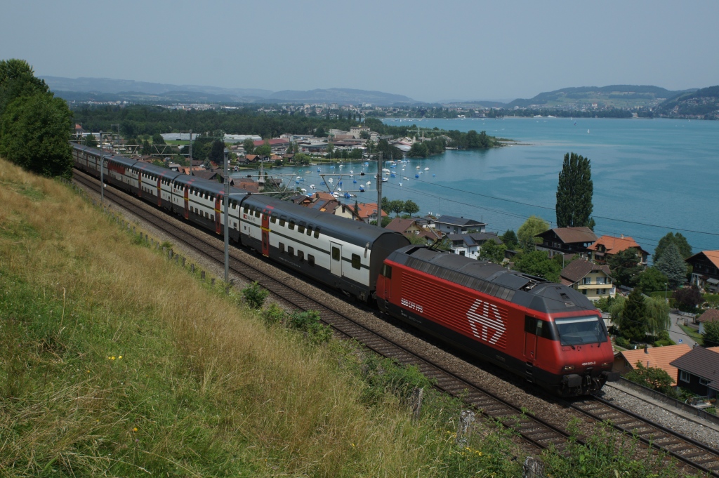 Re 460 000-3 zieht am 30.6.12 den IC 820 von Thun Richtung Spiez, hier bei Einigen.