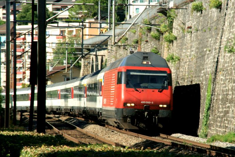 Re 460 000 bei der Fahrt durch Montreux; 28.08.2011