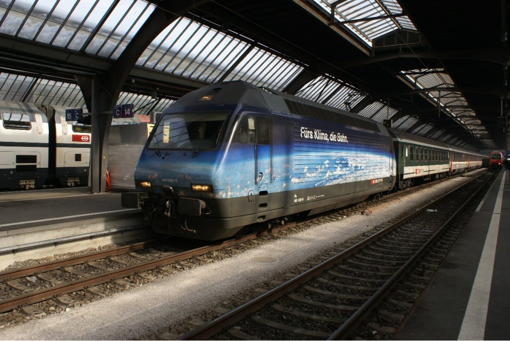 Re 460 002-9 steht am 13.7.10 abfahrtsbereit im Hauptbahnhof von Zrich.

