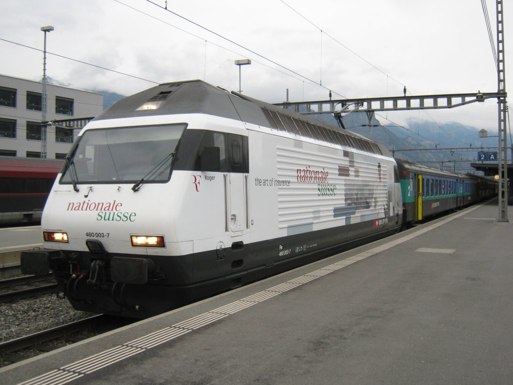 Re 460 003  Nationale Suisse  mit IR 782 in Sargans. An der Spitze sind zwei EWII (NL) angehngt, 03.12.2011.