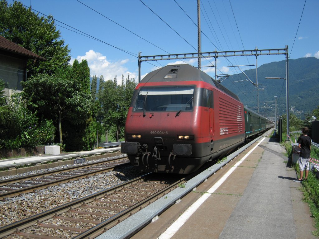 Re 460 004 mit IR 2169 bei Durchfahrt in S. Antonino, 08.08.2010.