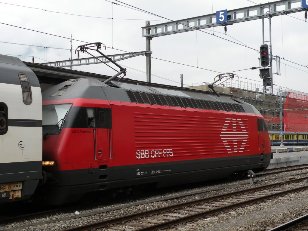 Re 460 005-2 Val d'Annivers am Bahnhof Interlaken Ost. Die Aufnahme stammt vom 14.04.2012.