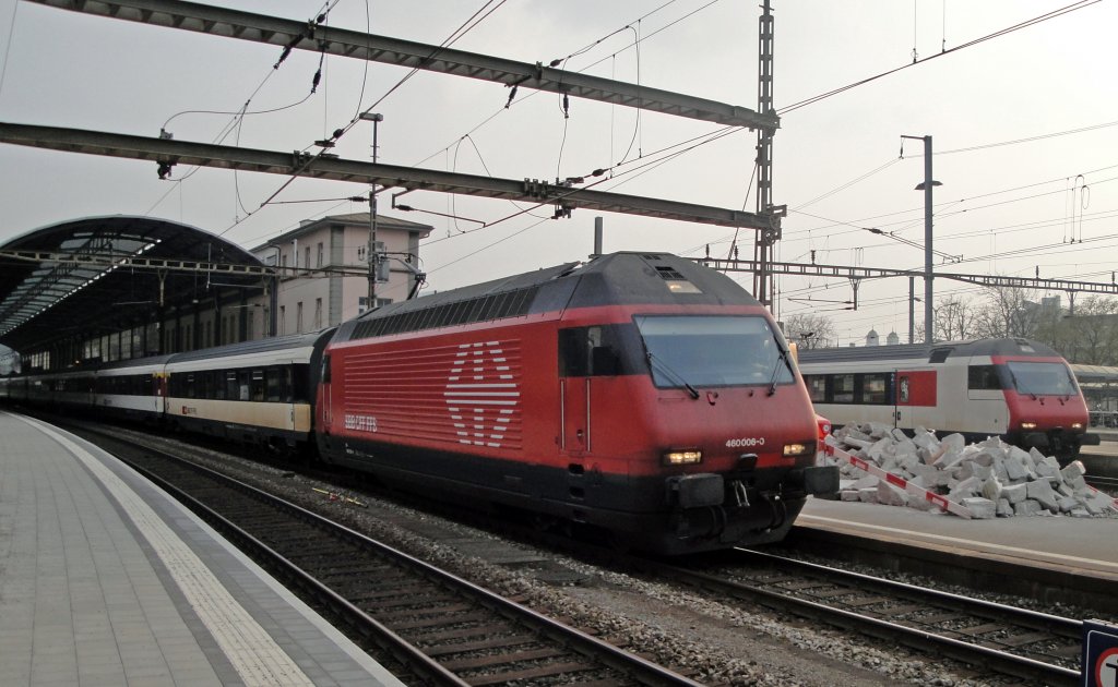 Re 460 006-0  Lavaux  bei einem Halt am 09.04.10 in Olten.
