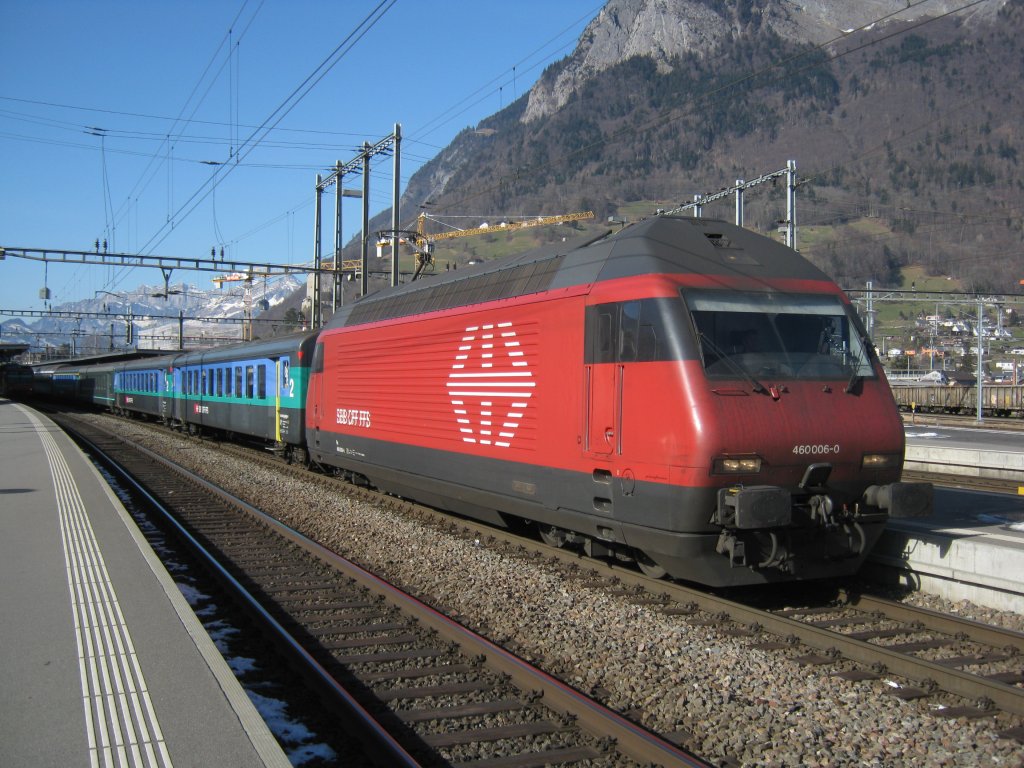 Re 460 006 mit IR 1771 in Sargans. An der Zugspitze wurden noch zustzlich 3 B EWII und ein EW I A(NL) angehngt, 05.02.2011.