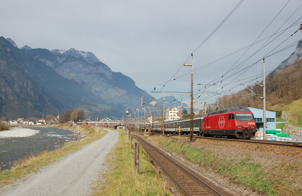Re 460 008 am 02.11.2010 mit Gottahrd Interregio bei der Ausfahrt aus Erstfeld.