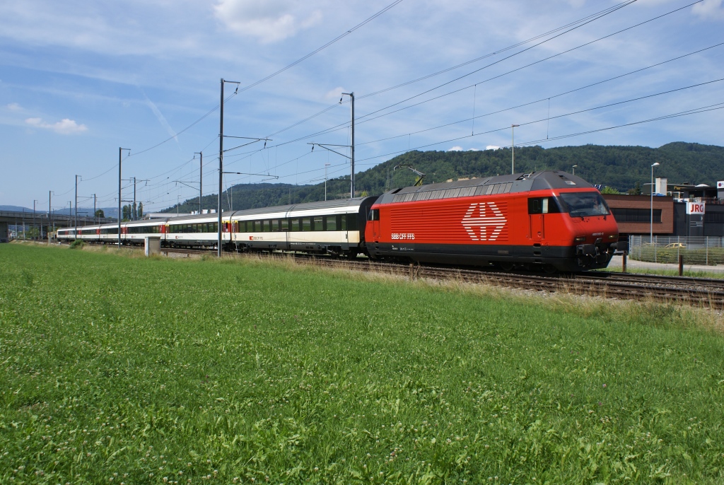 Re 460 010-2 zieht am 7.8.10 den IR 2467 von Itingen Richtung 
Sissach.
