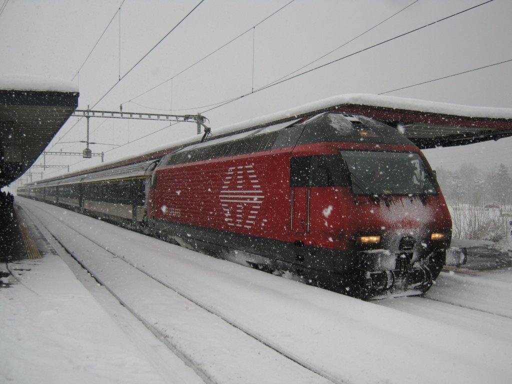 Re 460 012 mit EC 96 in Landquart. An der Spitze sind noch ein grner A EWIV und 2 Bpm51 angehngt, welche jedoch nur bis Zrich HB verkehren, 31.12.2011.