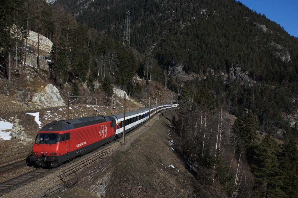 Re 460 013-6 zieht am 16.03.2013 einen Extrazug von Wassen Richtung Gschenen.