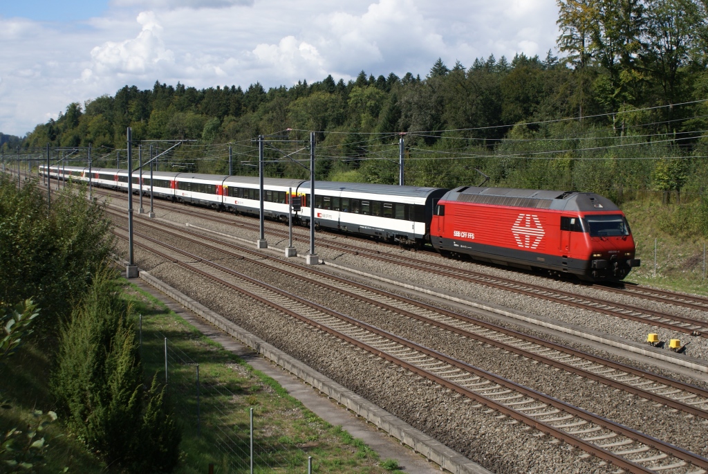 Re 460 014-4 donnert am 10.9.10 mit einem IR nach Luzern ber die Neubaustrecke. Bild aufgenommen bei Herzogenbuchsee.