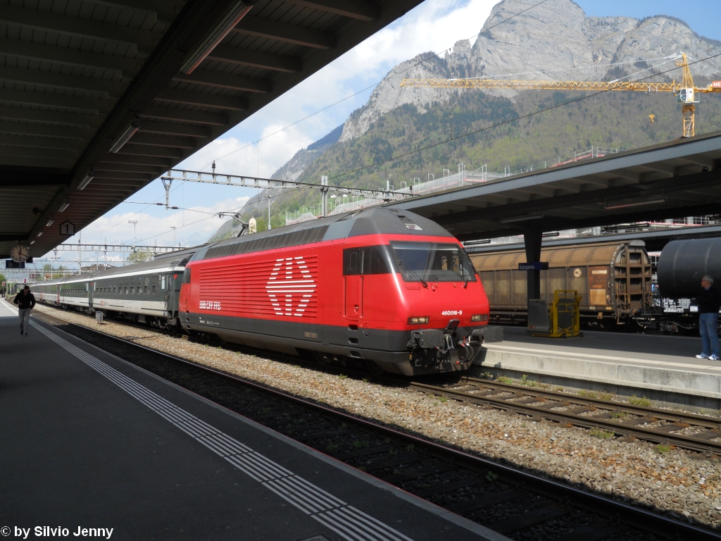 Re 460 016-9 ''Rohrdorferberg Reusstal'' am 15.4.2011 in Sargans mit dem IR 1777 nach Chur.