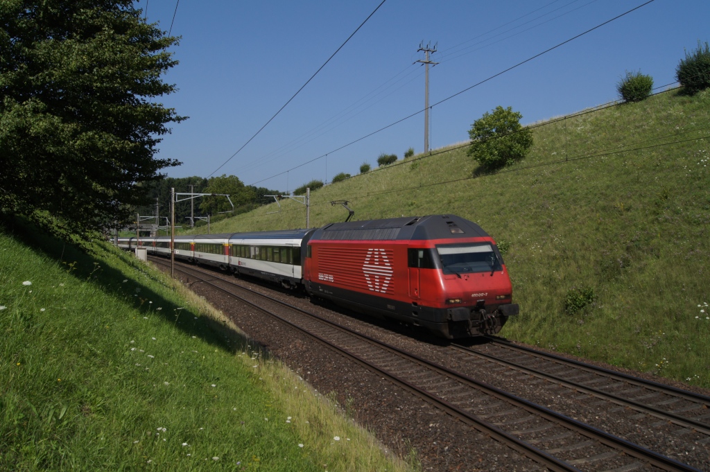 Re 460 017-7 verlsst am 2.8.11 Mumpf Richtung Bzberg.