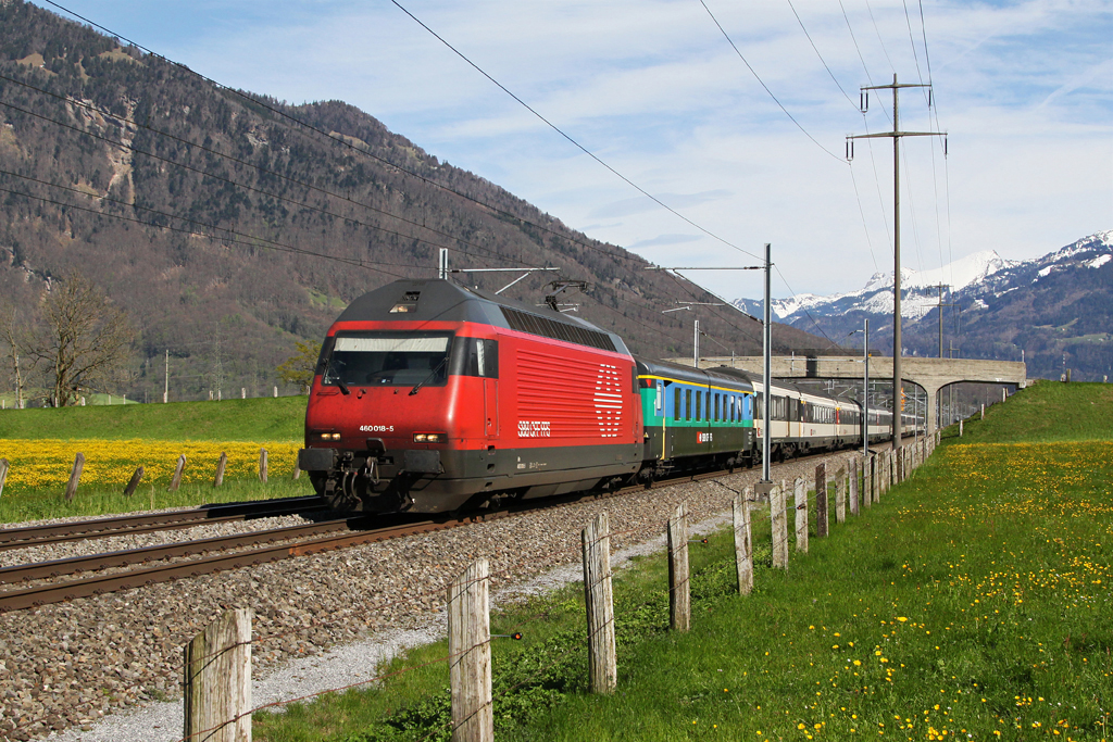 Re 460 018 mit einem IR am 26.04.2012 bei Bilten.