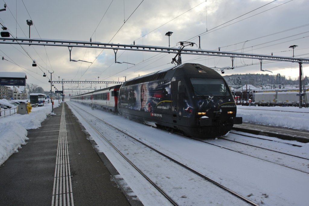 Re 460 019-3 an der Spitze des IR 2112 bei Einfahrt in Solothurn. Heute wurde ausnahmsweise eine Re 460 vor dem EWIV Pendel von Zrich nach Biel berfhrt, am Schluss schiebt die Re 460 039-1, 08.12.2012.